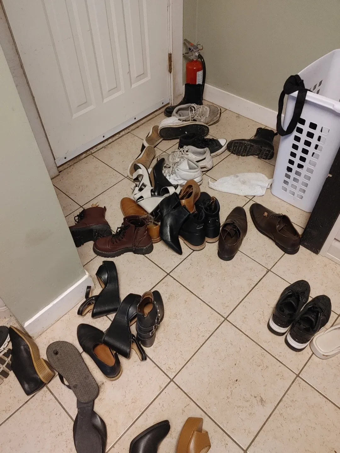 shoe closet clean out!!read discription image indicator(3)