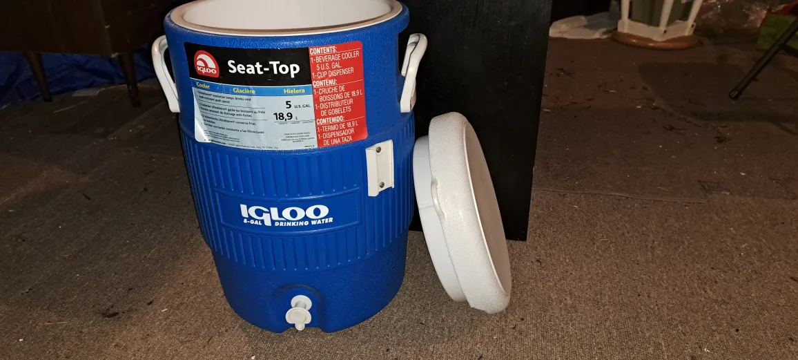 Igloo Seat-Top 5-Gal Beverage Cooler image indicator(2)