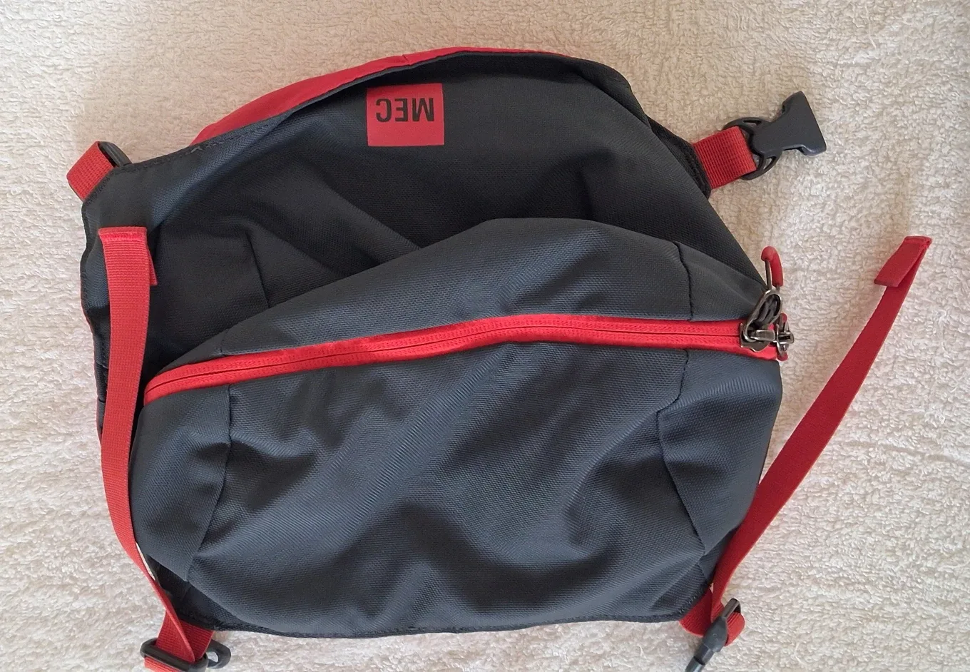 MEC Backpack - Black and Red image indicator(3)
