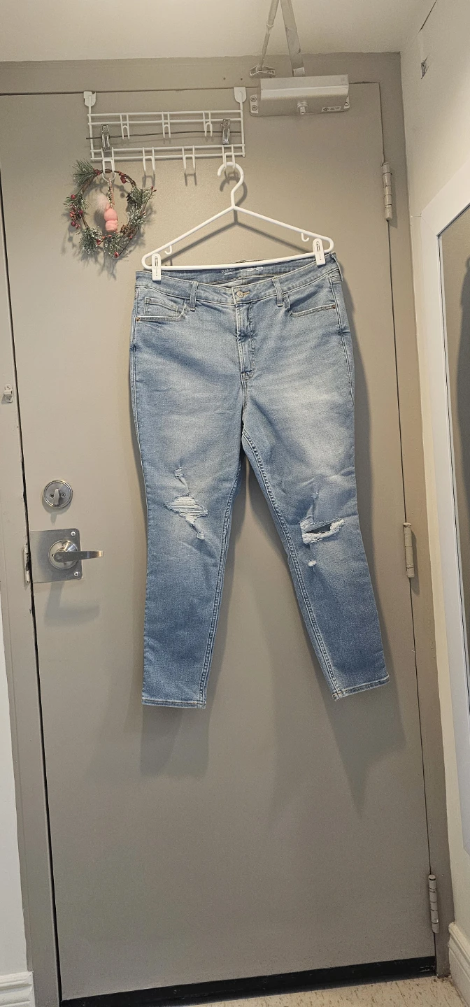 Brand new Old Navy Rockstar Super Skinny Jeans - Size 16