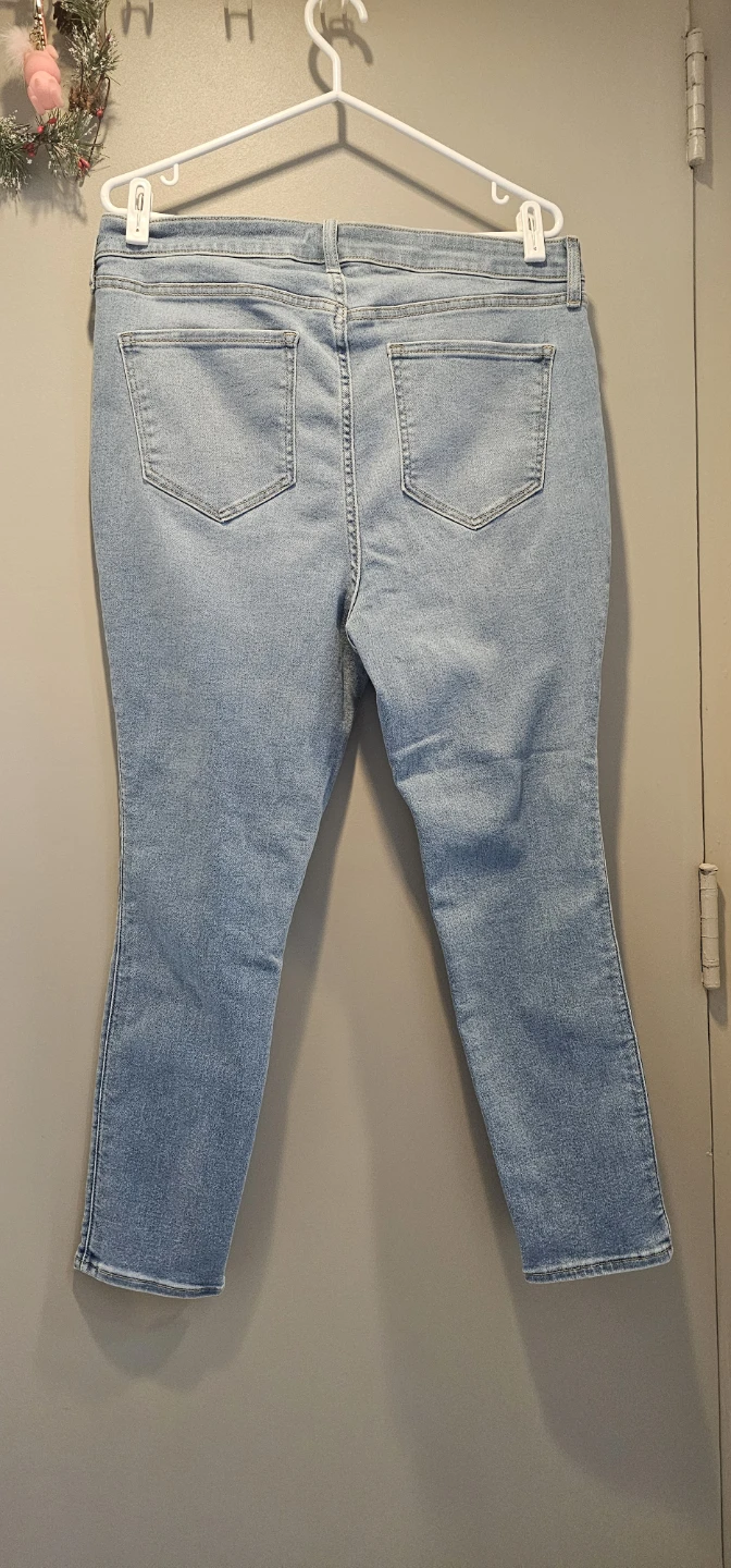 Brand new Old Navy Rockstar Super Skinny Jeans - Size 16 - photo 4