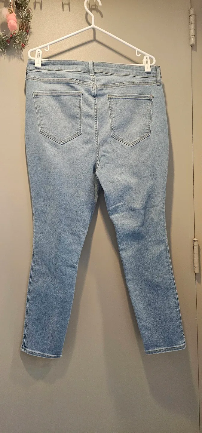 Brand new Old Navy Rockstar Super Skinny Jeans - Size 16 image indicator(4)