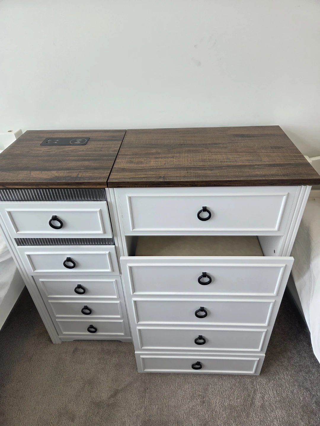 White vanity with Wireless Charging - photo 4