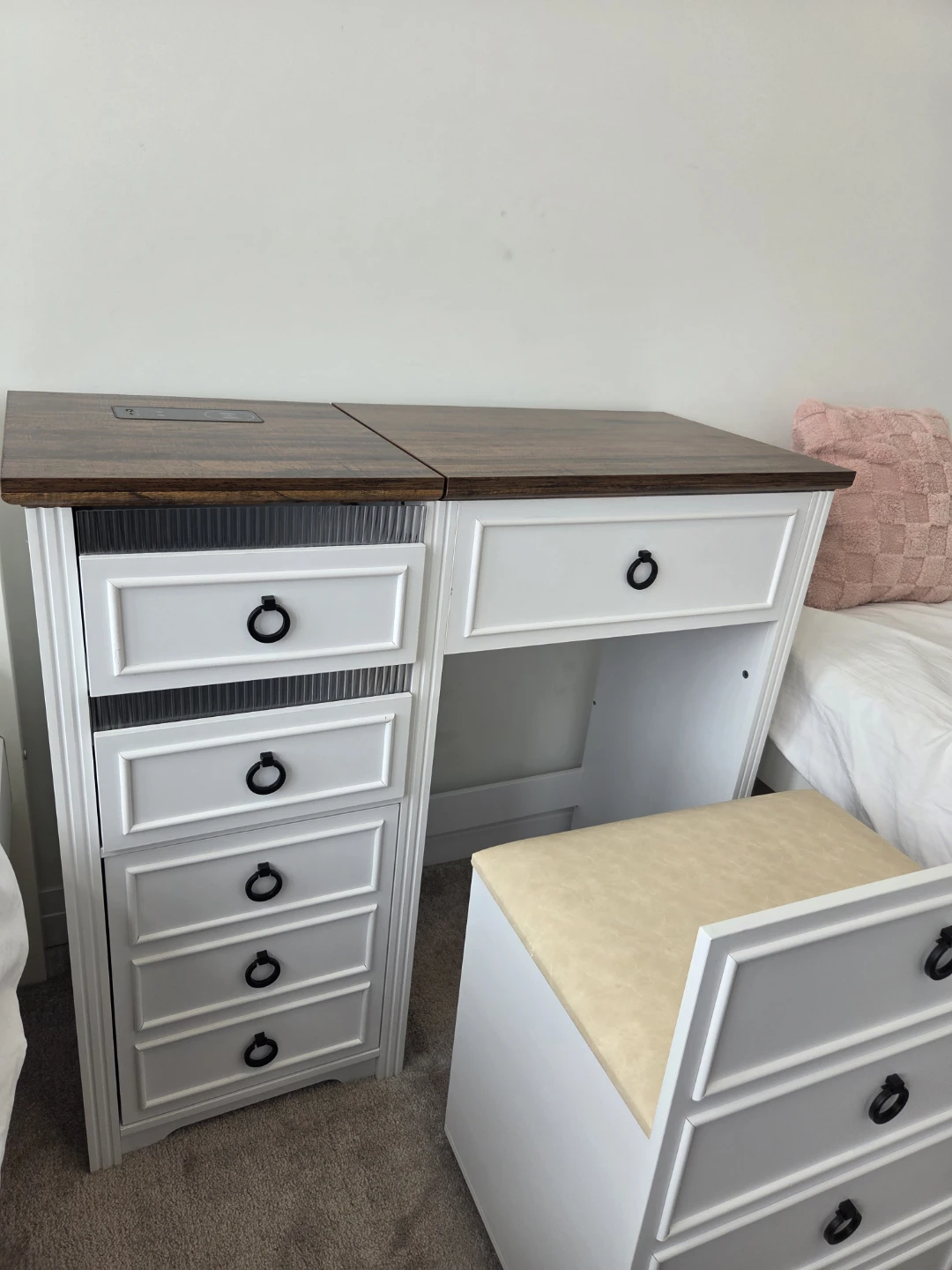 White vanity with Wireless Charging - photo 5