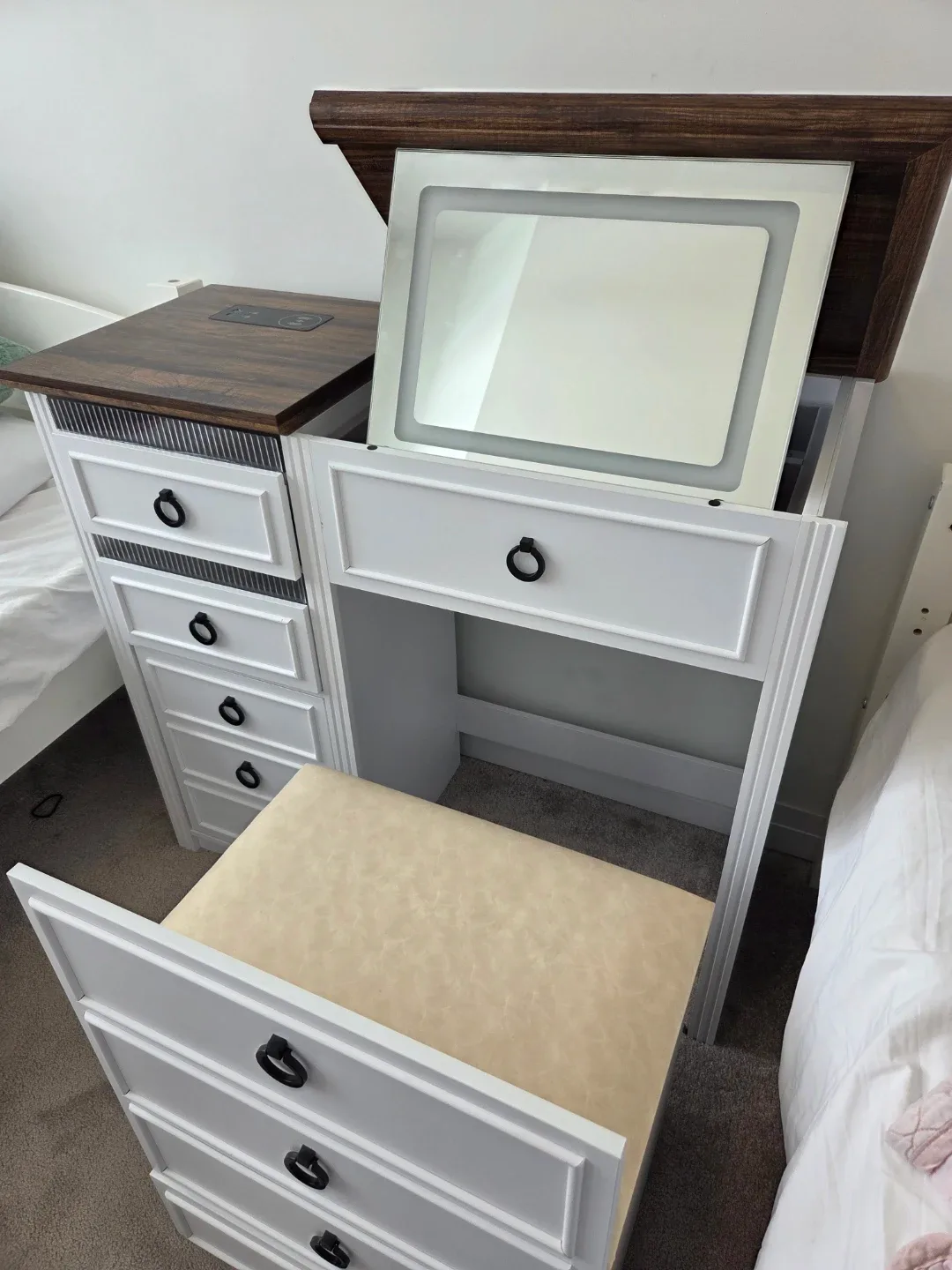 White vanity with Wireless Charging image indicator(8)