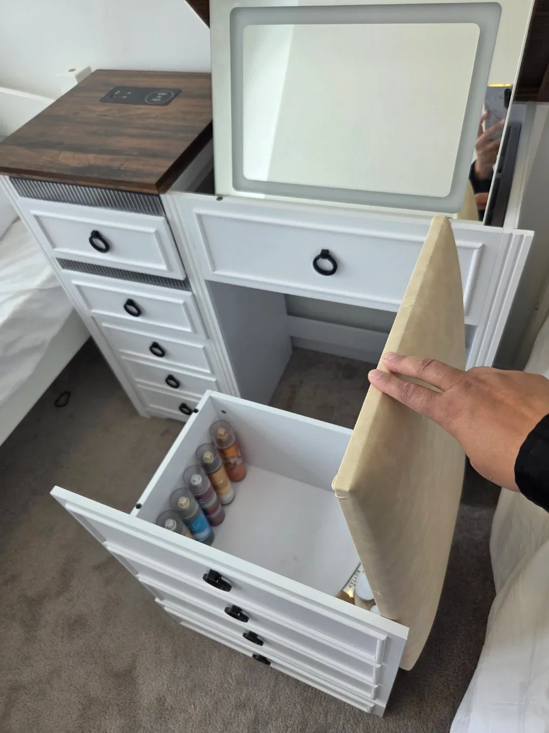 White vanity with Wireless Charging image indicator(9)