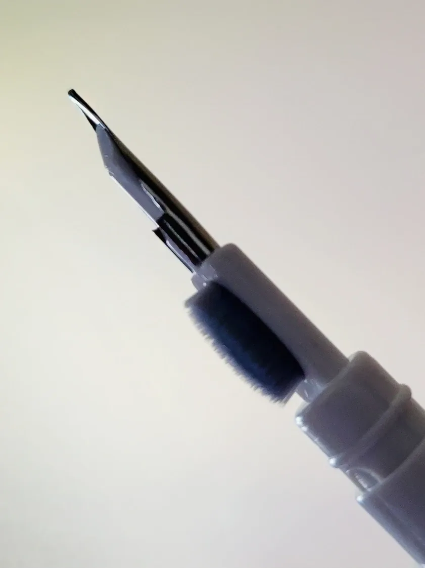 Phone & Earbud Cleaning Tools image indicator(3)