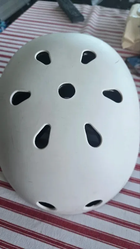 Buzrun Helmet - White and black image indicator(3)