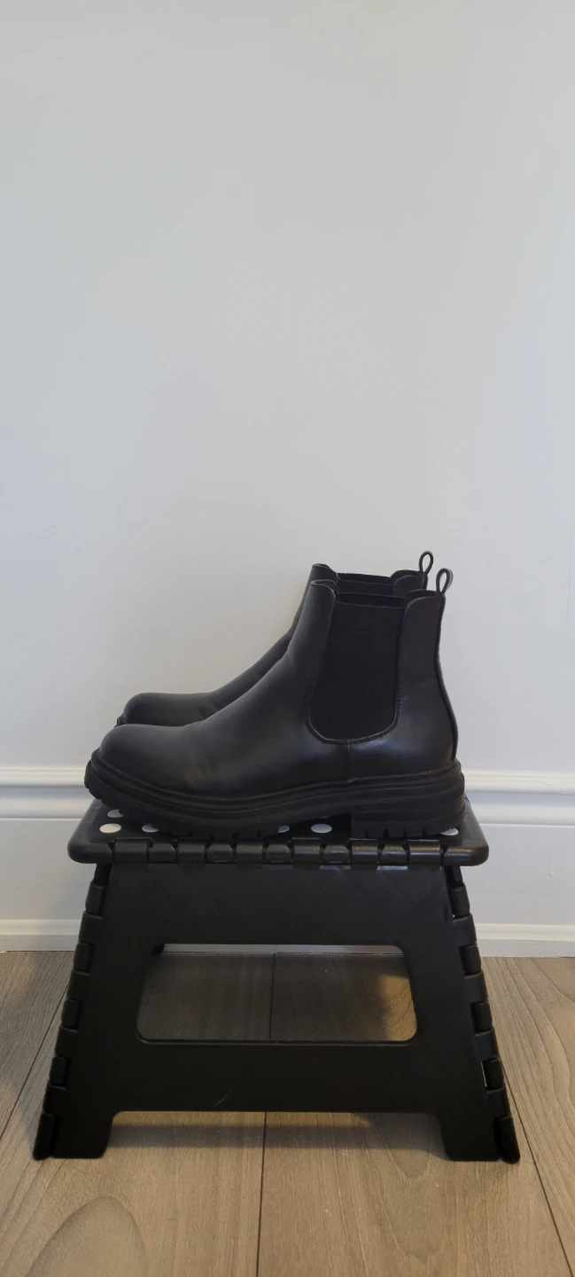 Steve Madden - Black Chelsea Boots - Size 10