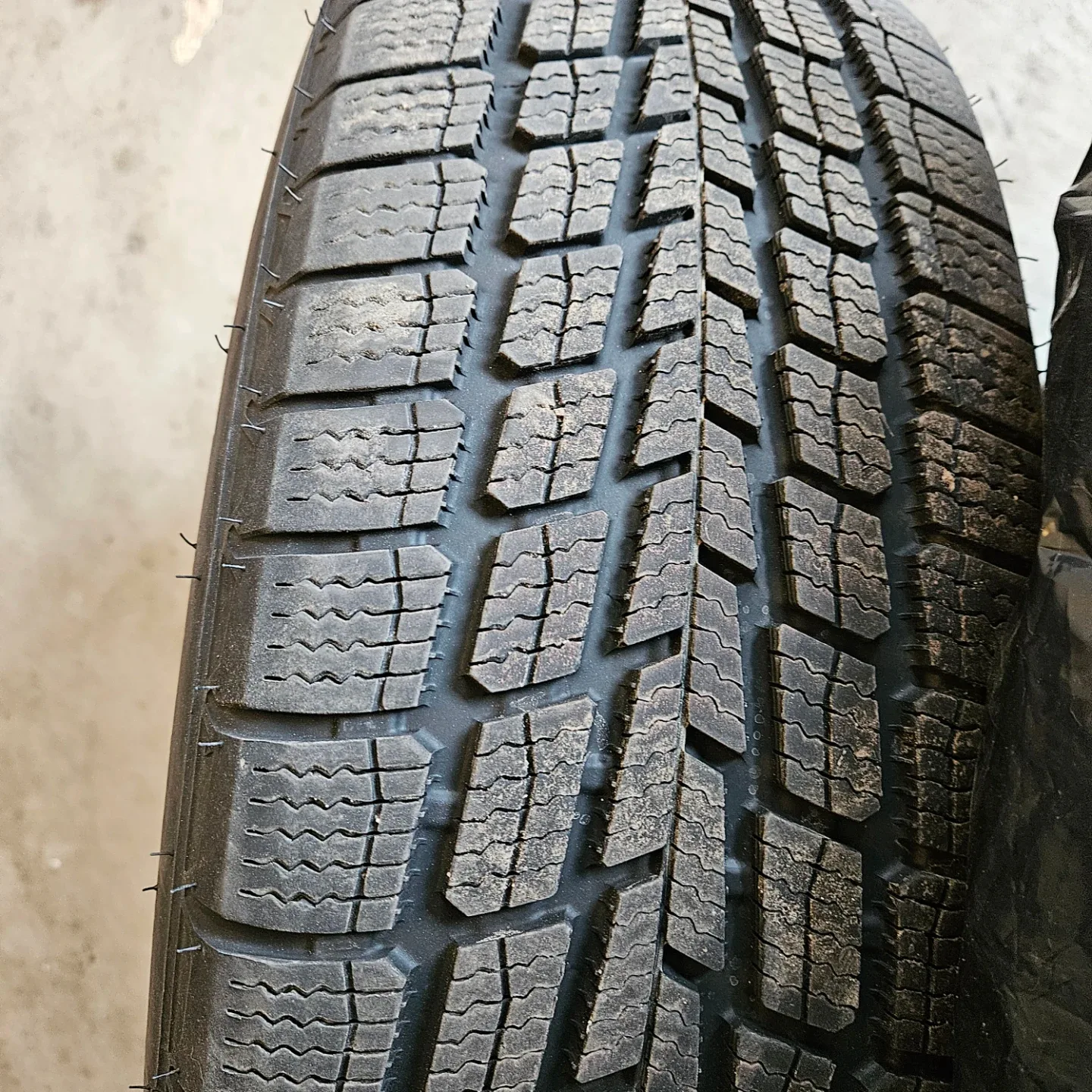 Firestone WeatherGrip 225/65R17 Tire image indicator(5)