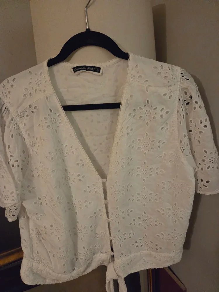 Abercrombie & Fitch White Top - Size XL image indicator(2)