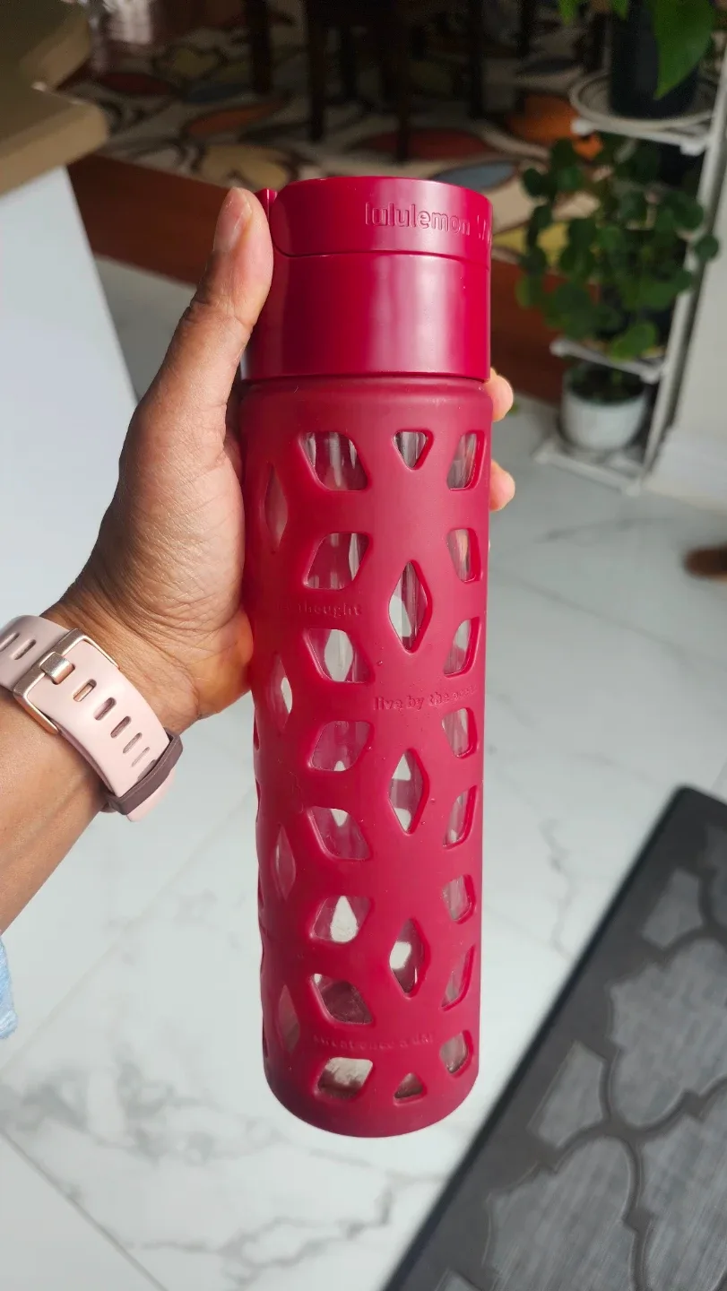 Lululemon Glass Water Bottle with silicone cover image indicator(5)