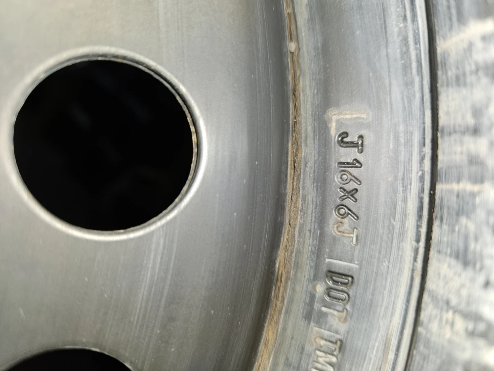 Steel Rims 4 x 100 with Nissan Hubcaps - photo 2