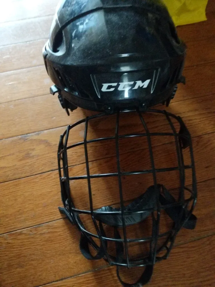CCM Hockey Helmet - XT, Size M
