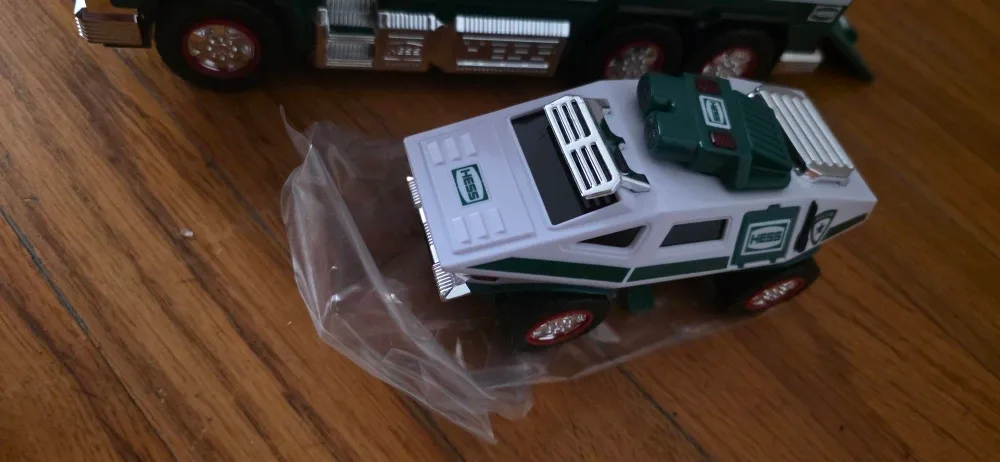 HESS TOY TRUCK POLICE TRUCK image indicator(3)