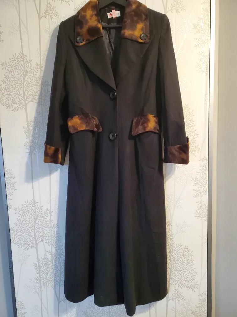 Vintage Women’s Coat – Unique Faux Fur Details