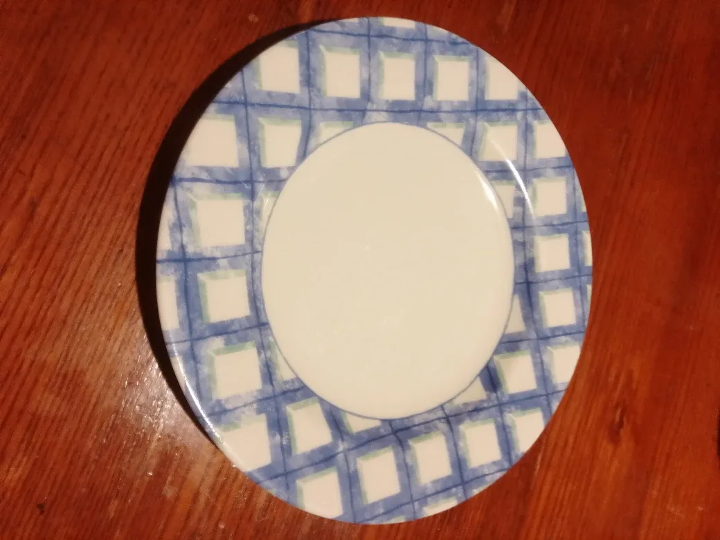 Decorative Plate with Blue Grid Pattern image indicator(2)