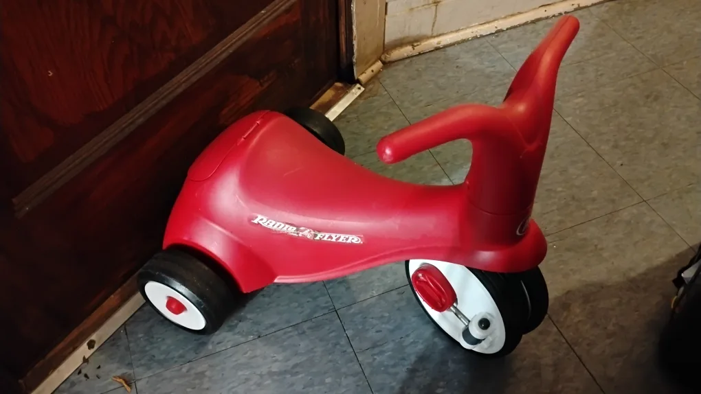 Radio Flyer Glide & Go Balance Bike, Red