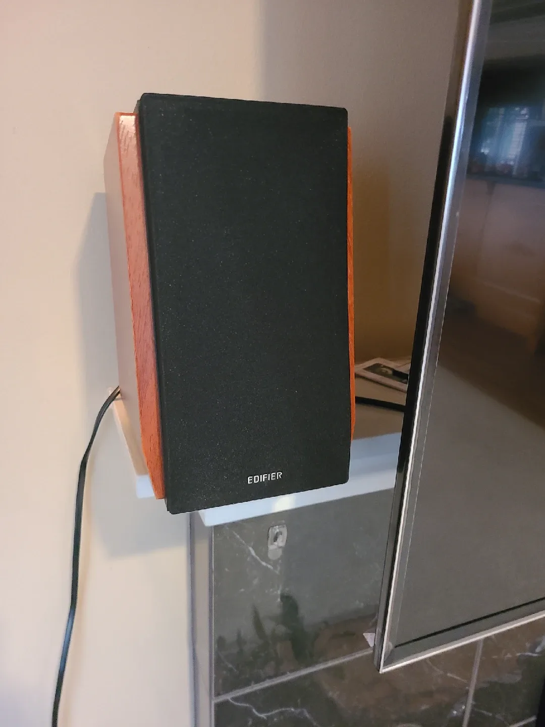 Edifier r1700bts  bluetooth bookshelf speakers image indicator(2)