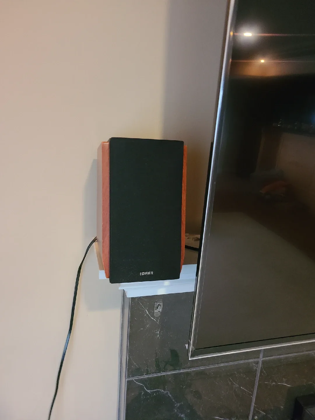 Edifier r1700bts  bluetooth bookshelf speakers image indicator(4)