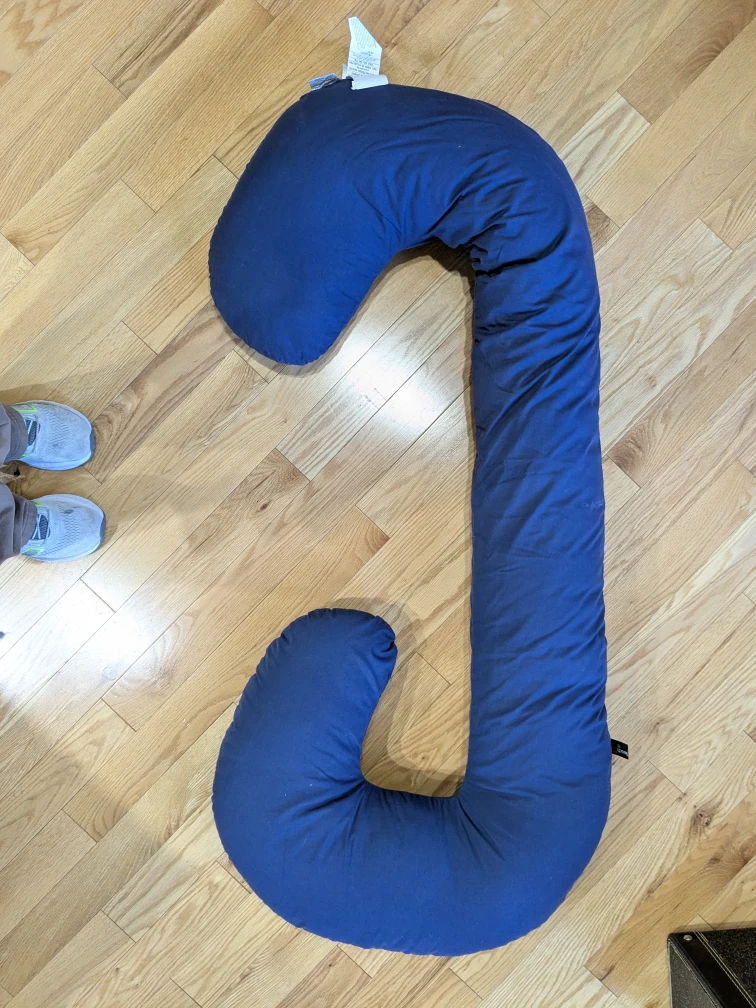 LeachCo Snoogle body pillow / pregnancy pillow