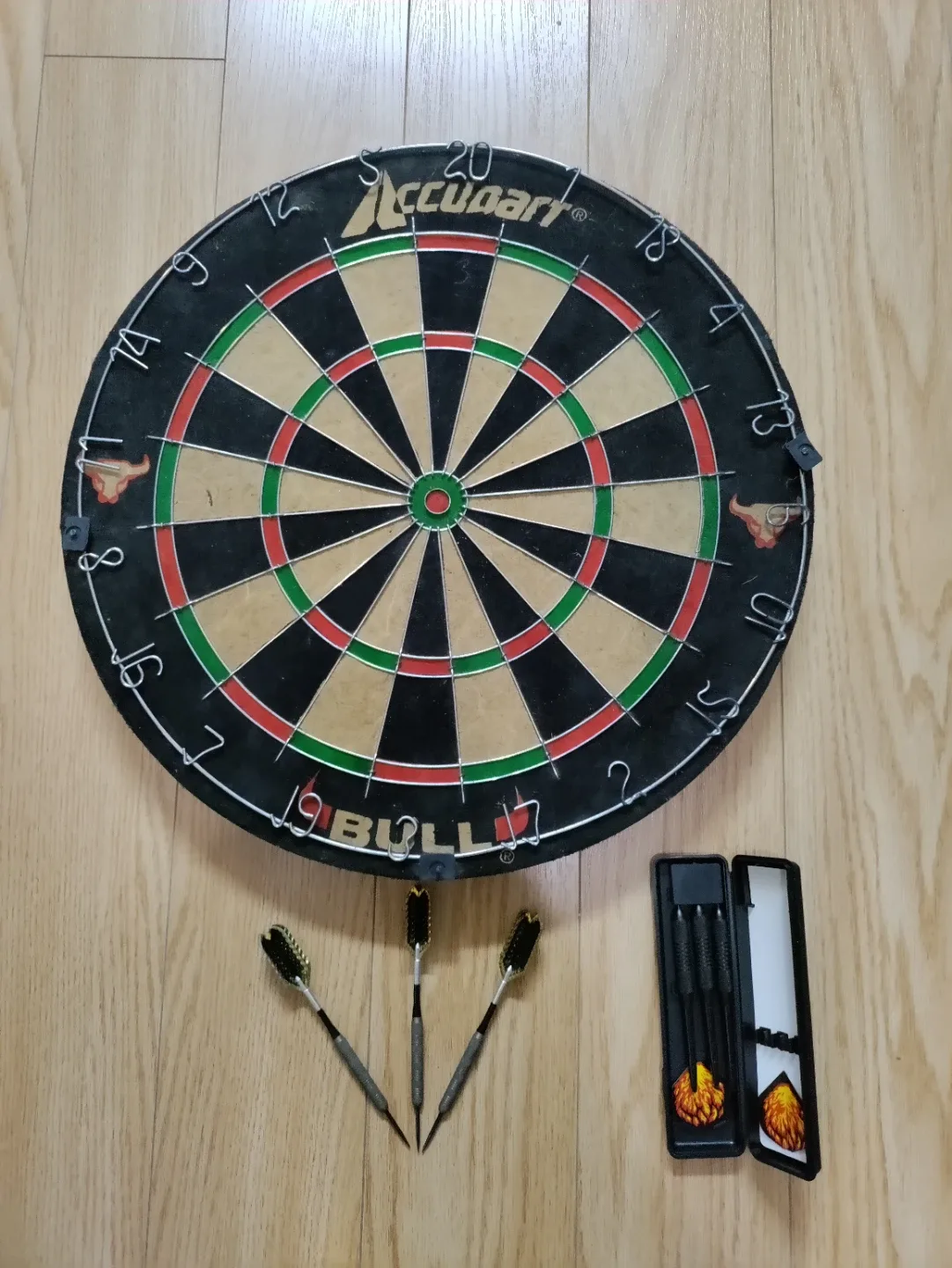 Accudart Dartboard with Darts