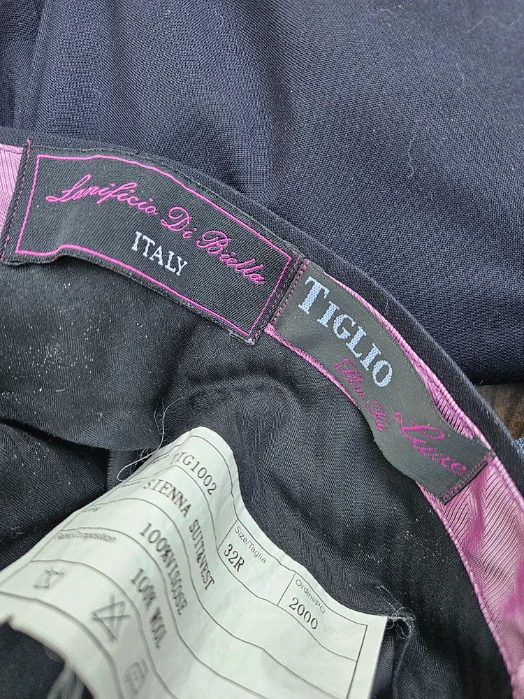 15 pants and shirts. Size 32 and medium image indicator(5)