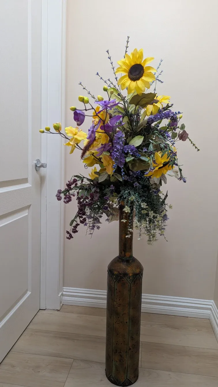 Floral Arrangement in Decorative Vase image indicator(2)