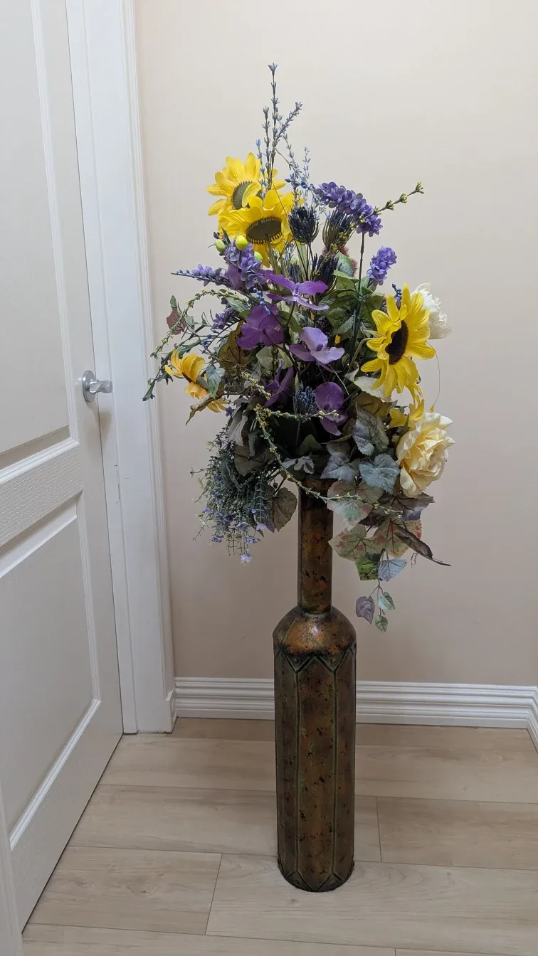 Floral Arrangement in Decorative Vase image indicator(4)