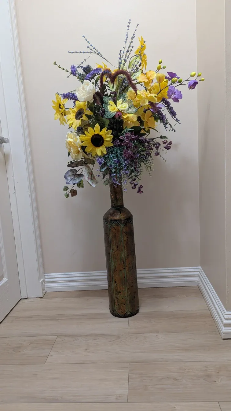 Floral Arrangement in Decorative Vase image indicator(5)