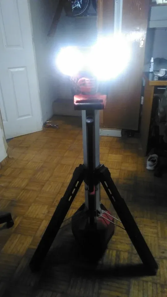 Milwaukee Tripod Light image indicator(3)