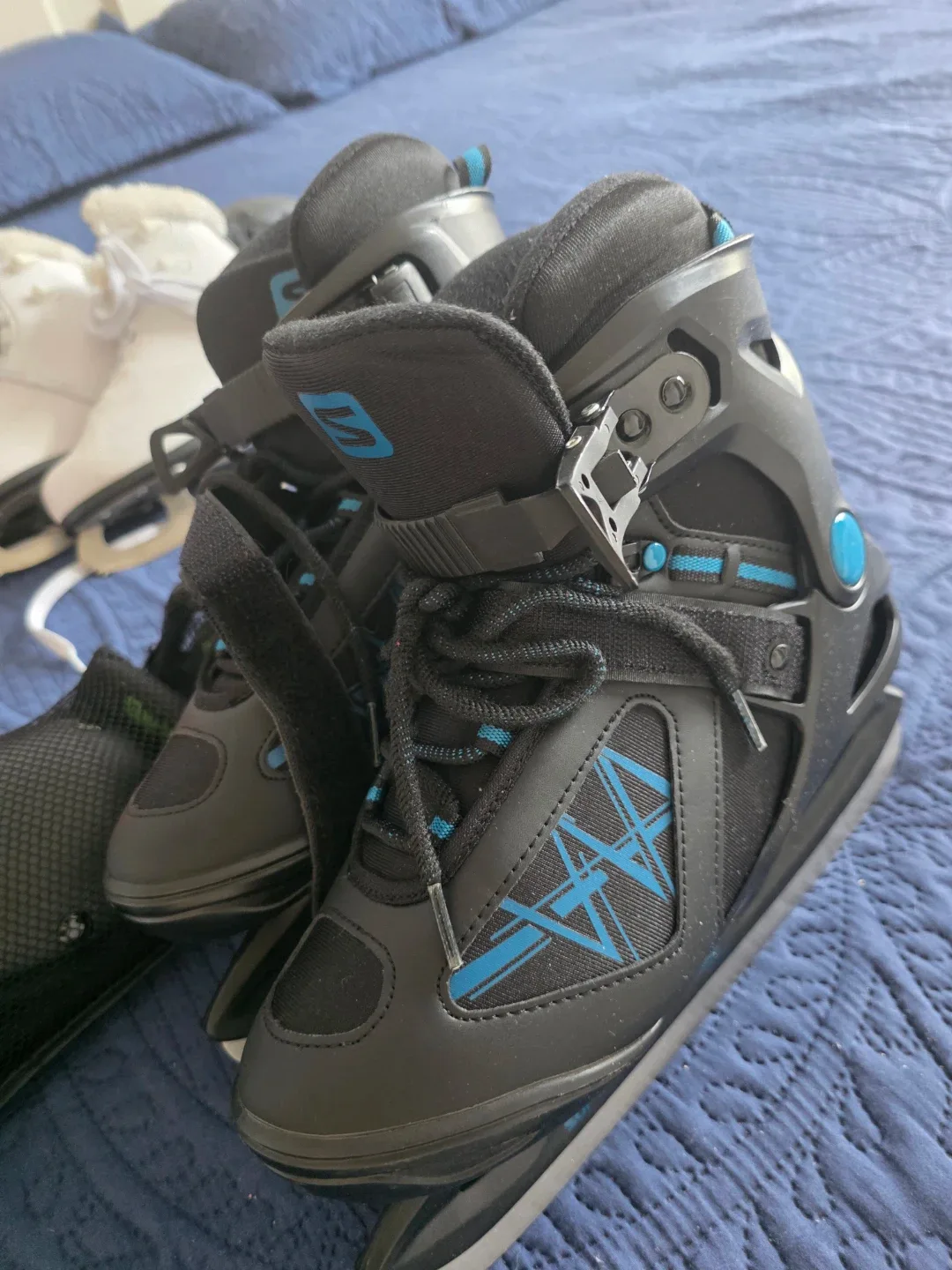 ICE SKATING SHOES FOR MEN  size 8 image indicator(5)