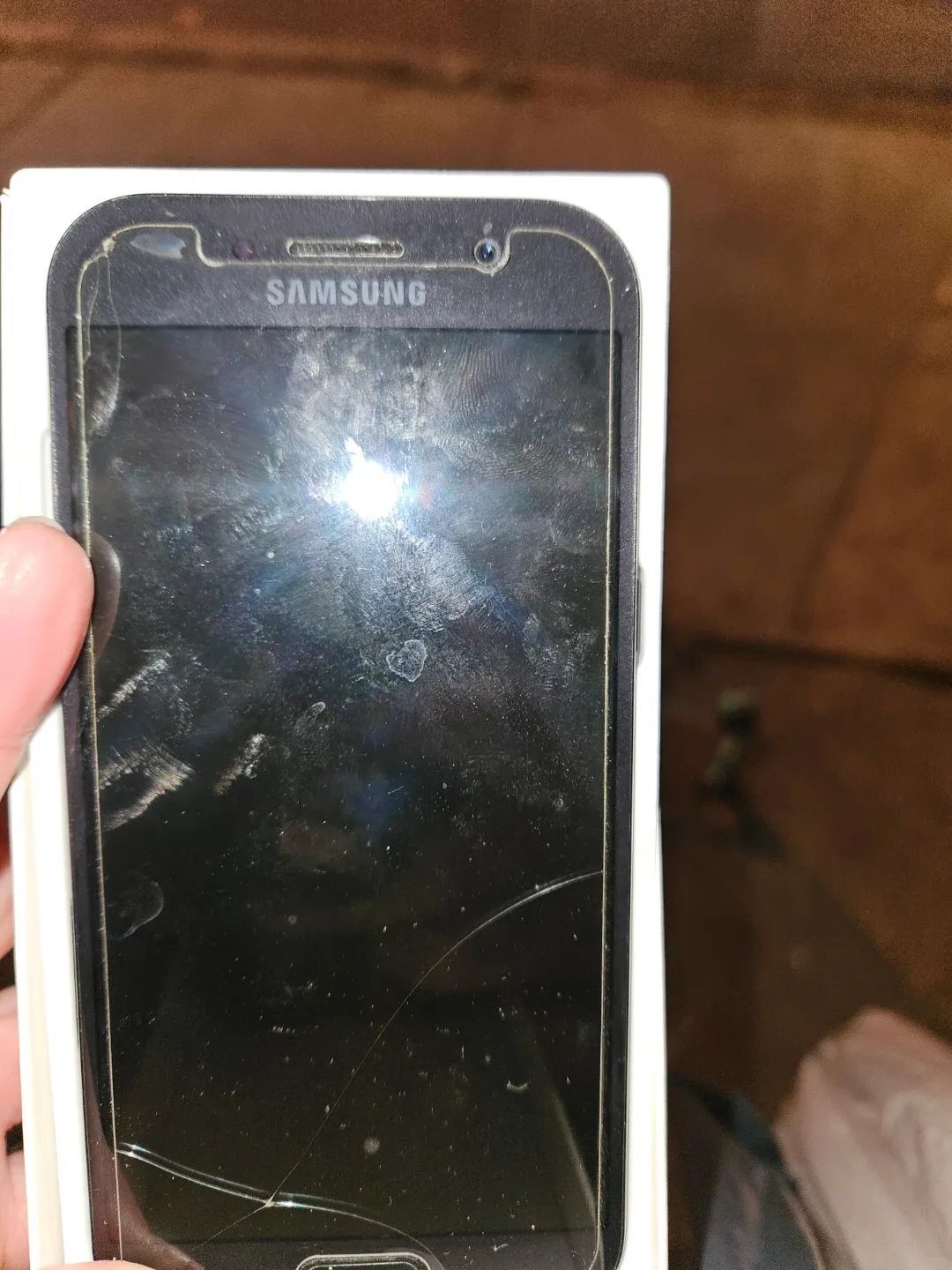 Old cell phones - 1 functioning, 3 dead image indicator(3)