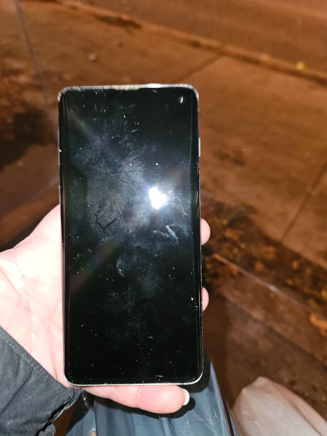 Old cell phones - 1 functioning, 3 dead image indicator(5)