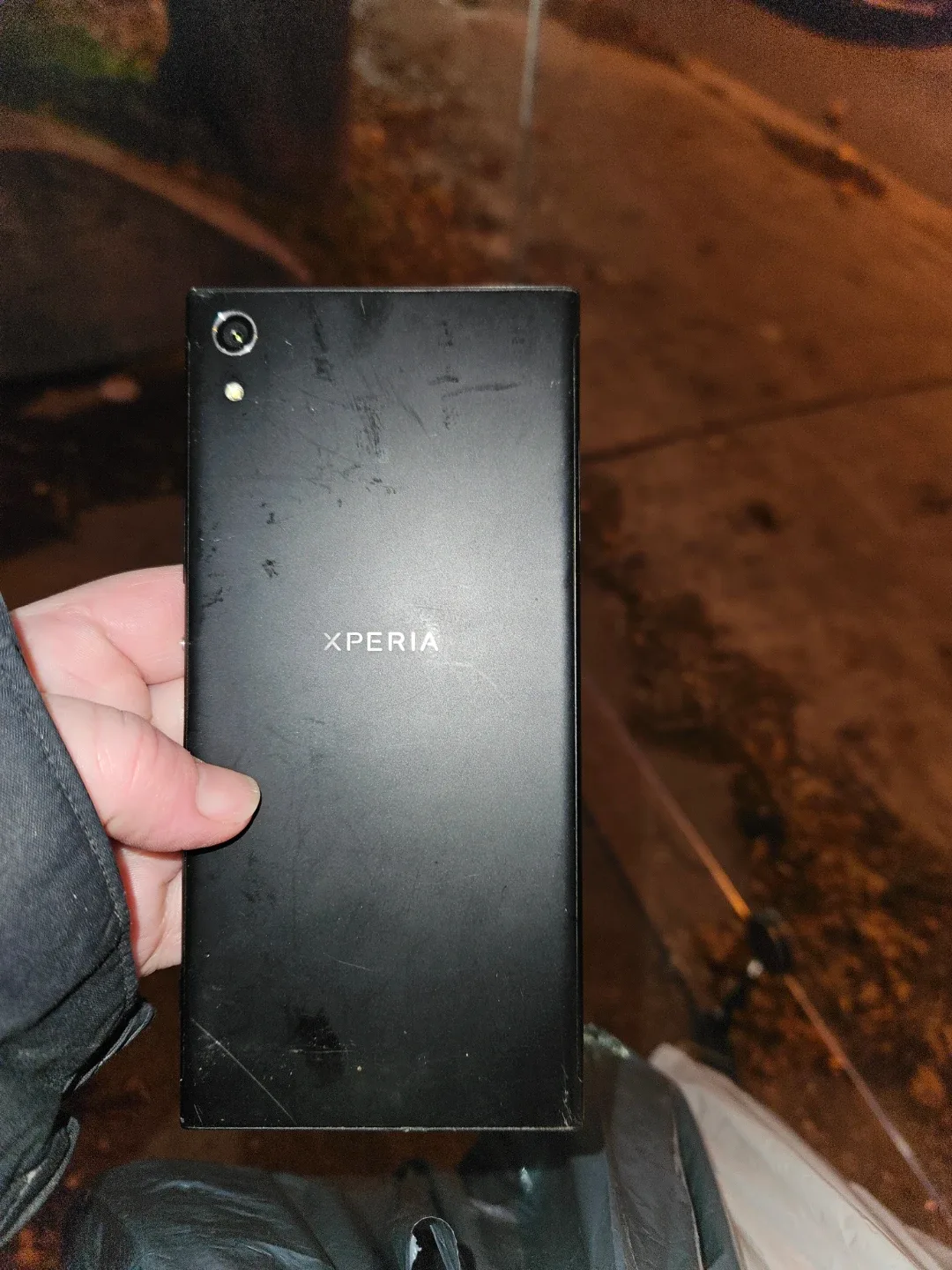 Old cell phones - 1 functioning, 3 dead image indicator(8)