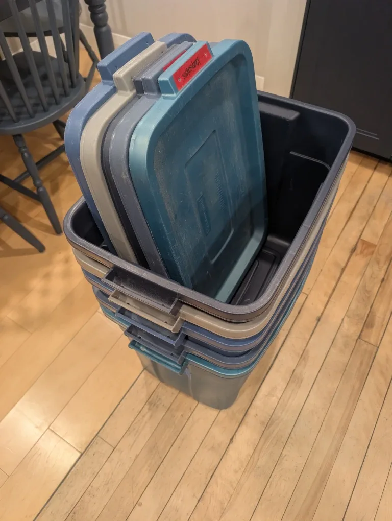 Rubbermaid Stackable Storage Bins with Lids image indicator(3)