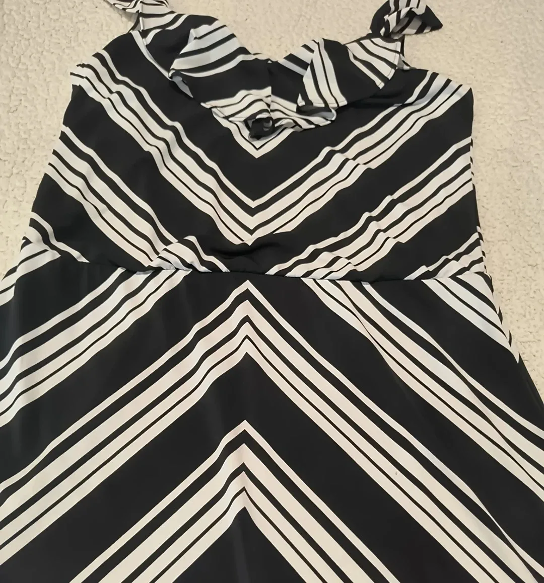 White House Black Market Dress - Size M image indicator(3)