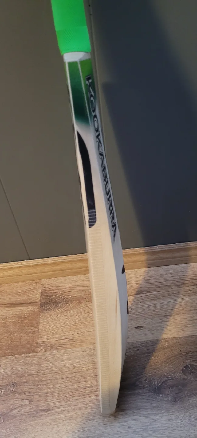 Kookaburra Kahuna Grade 1 English Willow Cricket Bat image indicator(4)