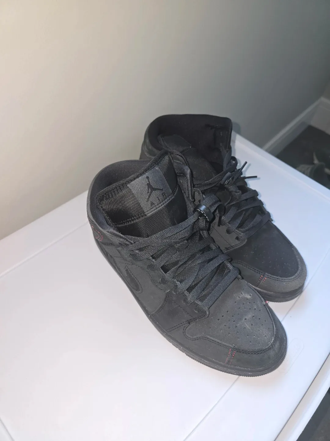 Air Jordan 1 Mid Black Size 9 image indicator(2)