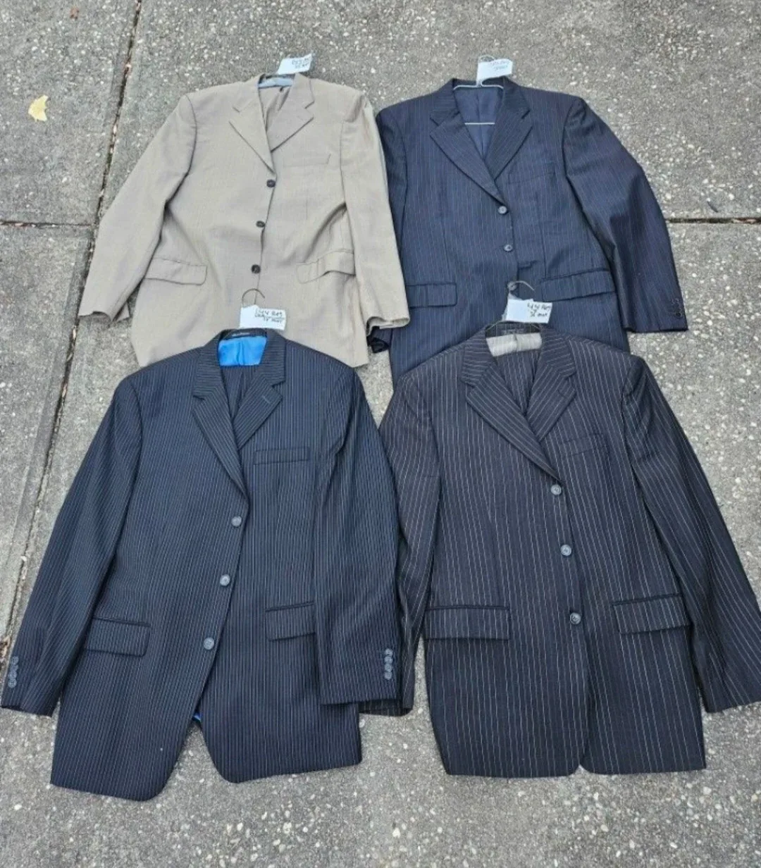 4 used expensive wool suits. Size 44 Regular thumbnail