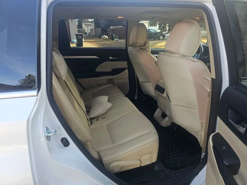 Toyota Highlander XLE AWD - White SUV image indicator(10)