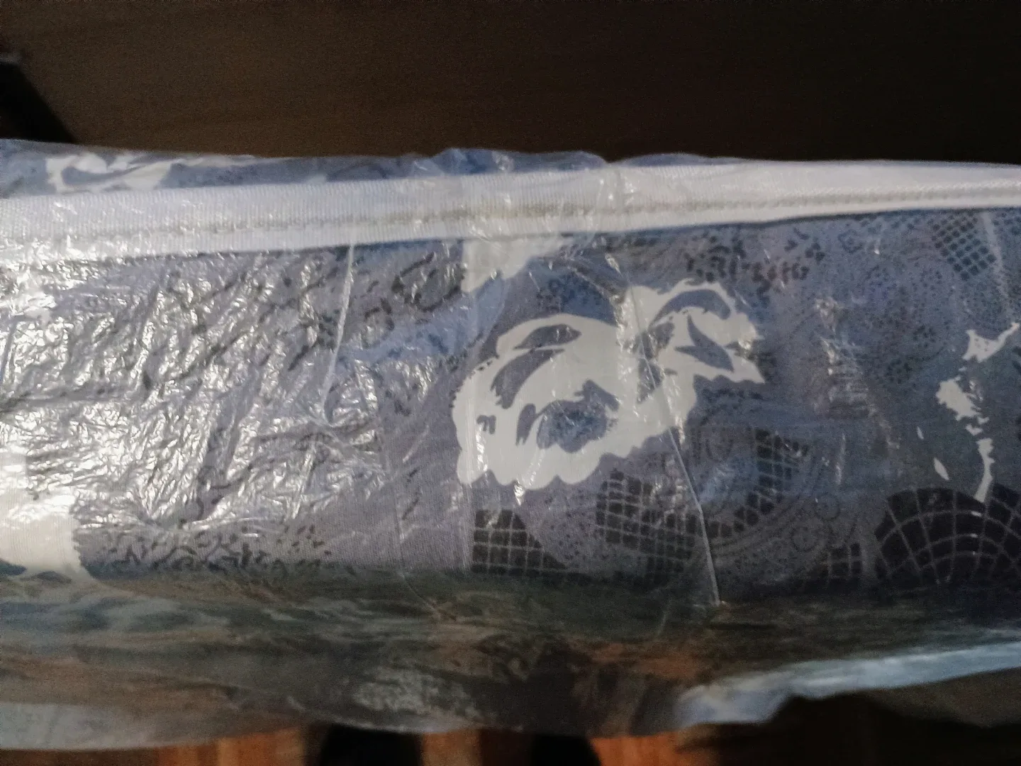 Twin Mattress with Floral Pattern image indicator(3)