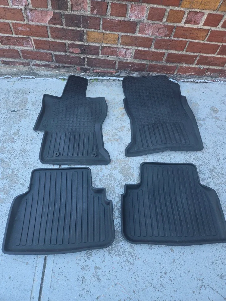 Subaru Outback Floor Mats & Hood Protector image indicator(3)