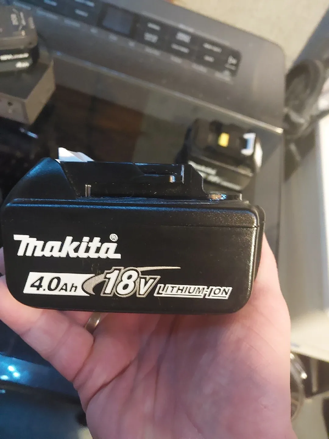 2 Makita 18V 4.0Ah & 5.0Ah Batteries image indicator(3)