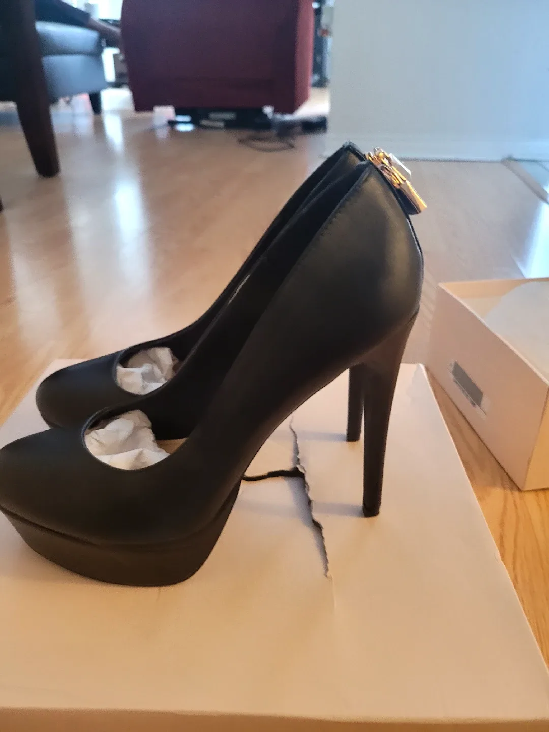 black high heels image indicator(3)