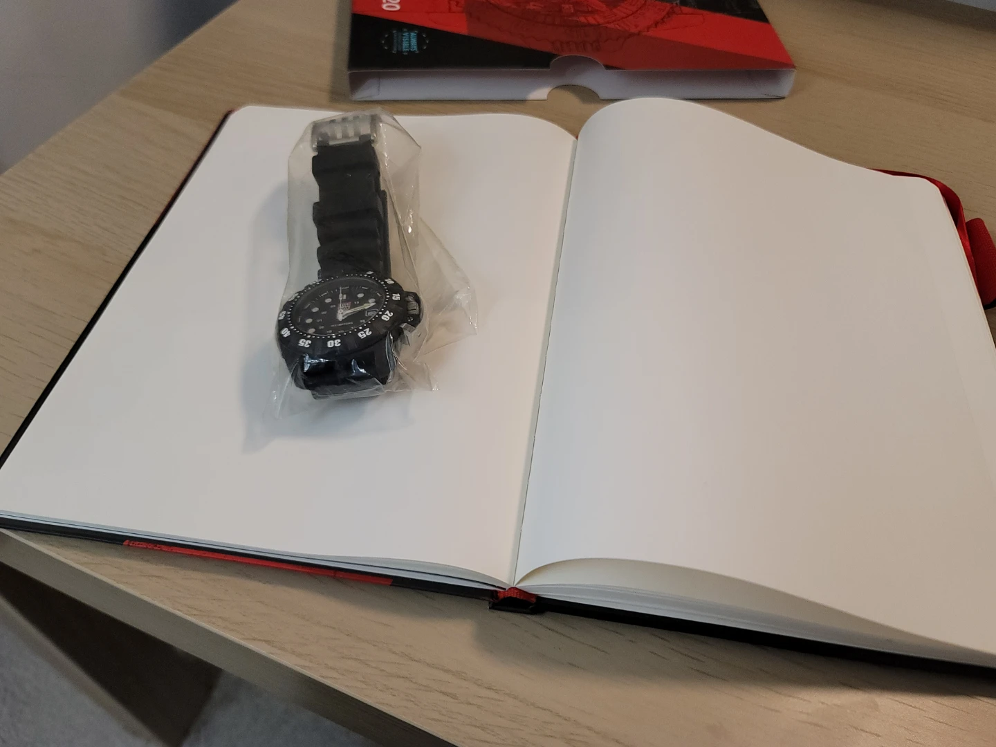 Luminox XS.1551 Sea Wolves 300m diving watch and notebook - photo 3
