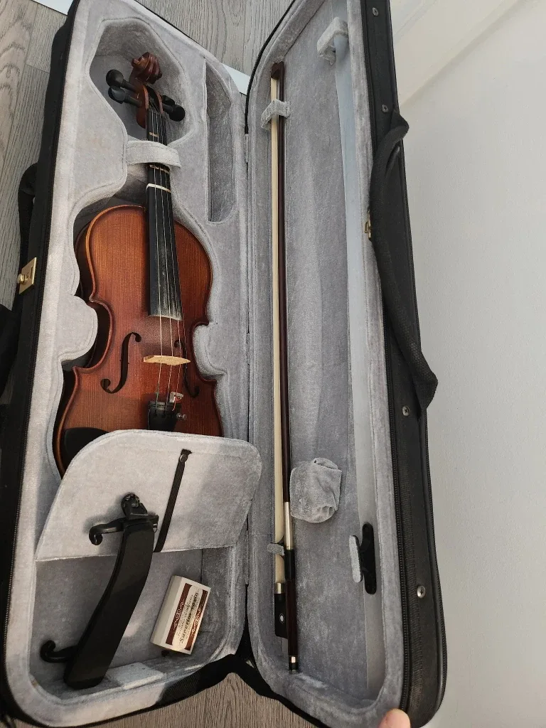Violin with Case and Bow (3/4 size) image indicator(2)