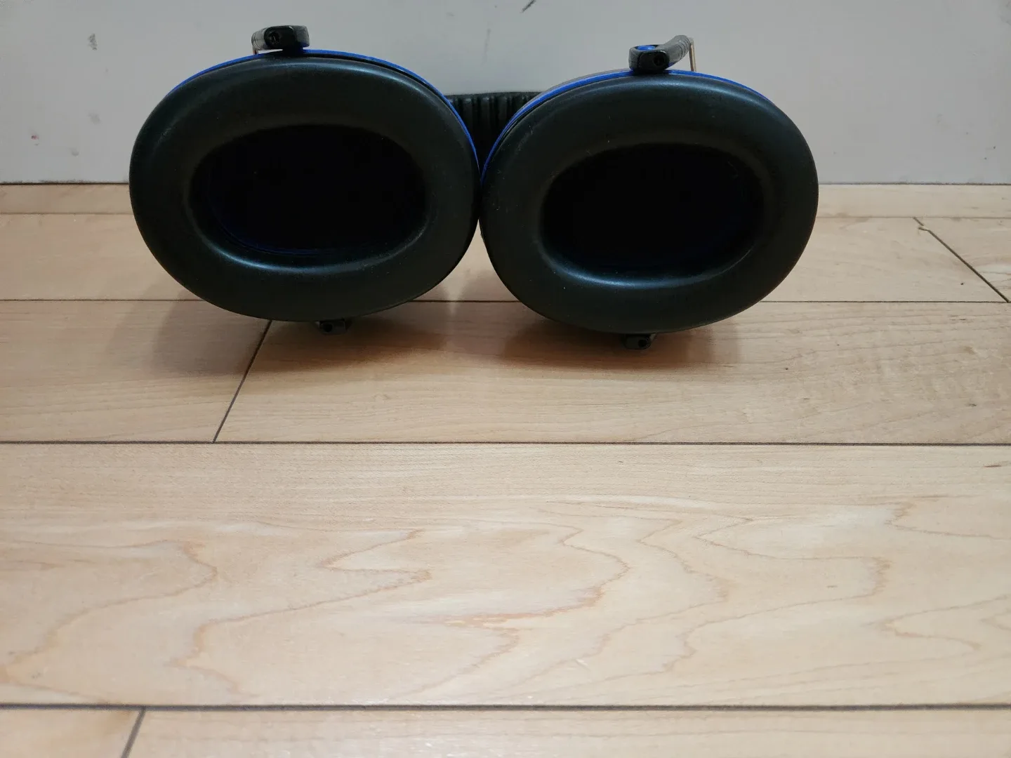 Noise Blocking Ear Muffs/Headphones with Adjustable Headband image indicator(3)