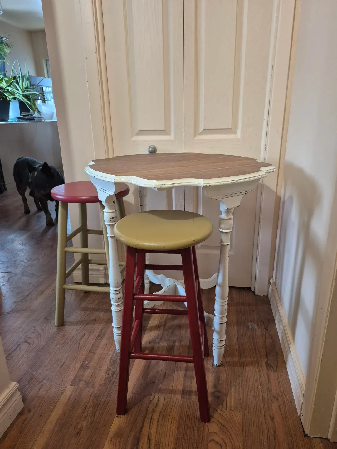 White Antique Style Table with Two Stools image indicator(3)