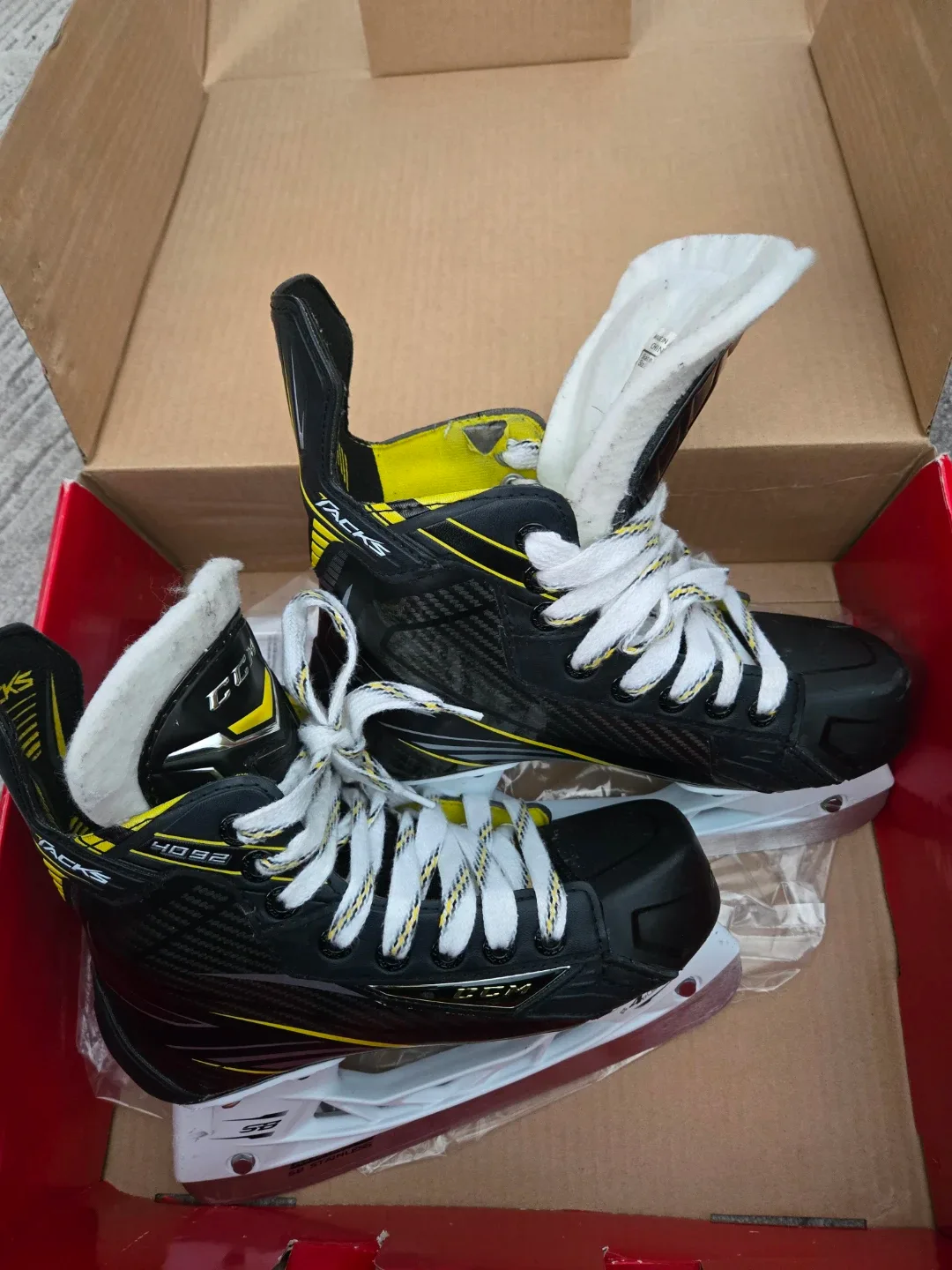 CCM Tacks 4092 Junior Ice Skates - Size 3 image indicator(2)